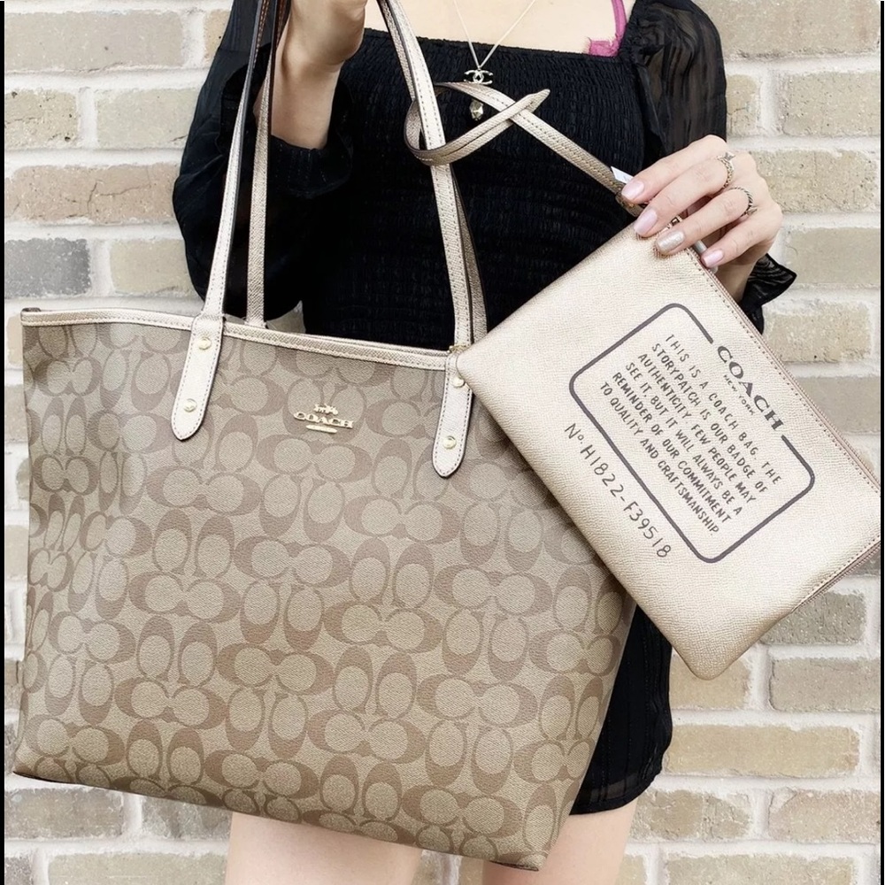 Gaby’sBags👜💕- NWT Coach Reversible Tote &Pouch - Picture 3 of 6
